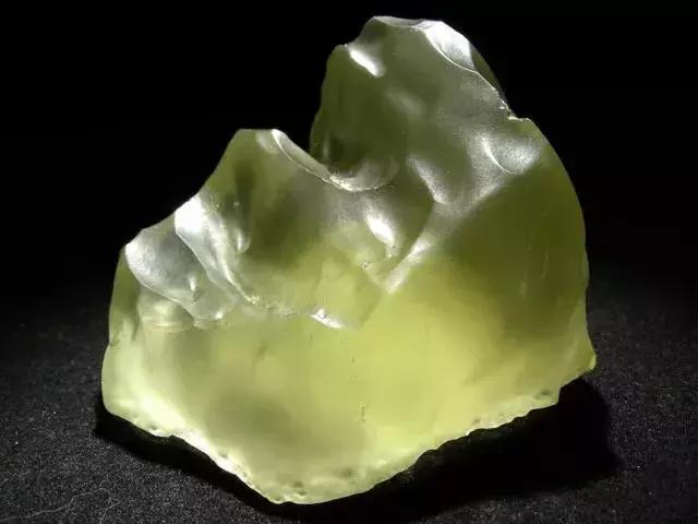 一块不起眼的石头竟然价值几个亿,一块不起眼石头拍出几个亿