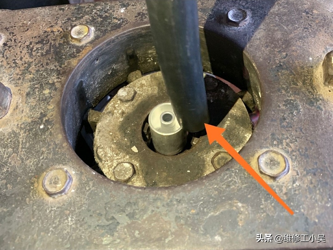 空调修理师傅泄漏氟利昂,汽车空调管道漏氟维修多少钱