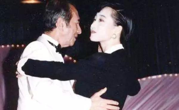 香港豪门最惨原配！生前帮贫穷小子成首富，死后还要被他利用？