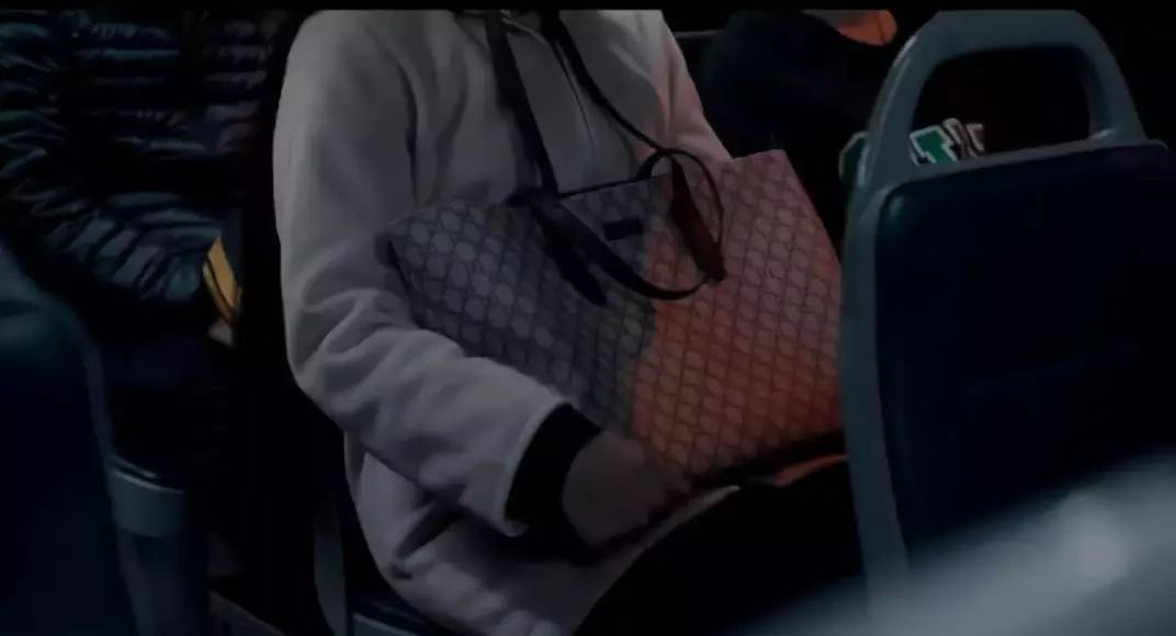 月薪3000买LV的女孩，到底有多可怕