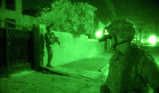 美军夜视仪夜间真实作战视频,美军夜间装备夜视仪照片