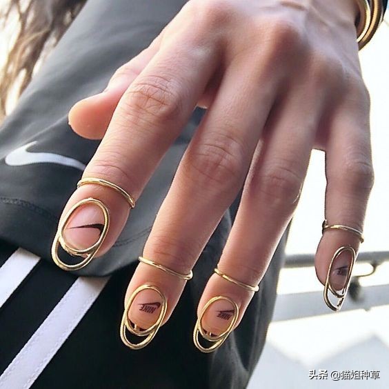 今年秋冬小配饰流行,今年流行款配饰