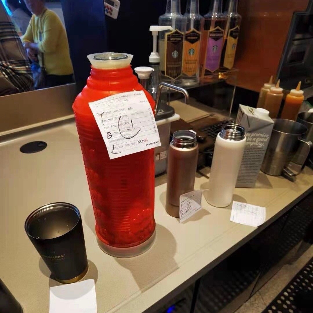 星巴克自带杯子免费喝咖啡，场面犹如开了一场杯子大赏