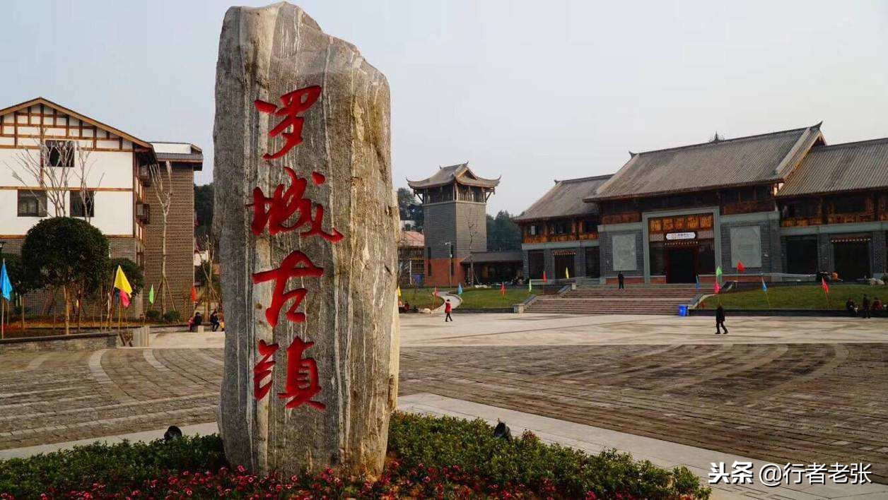 山顶一只船，其实它是一格形状像船的小镇