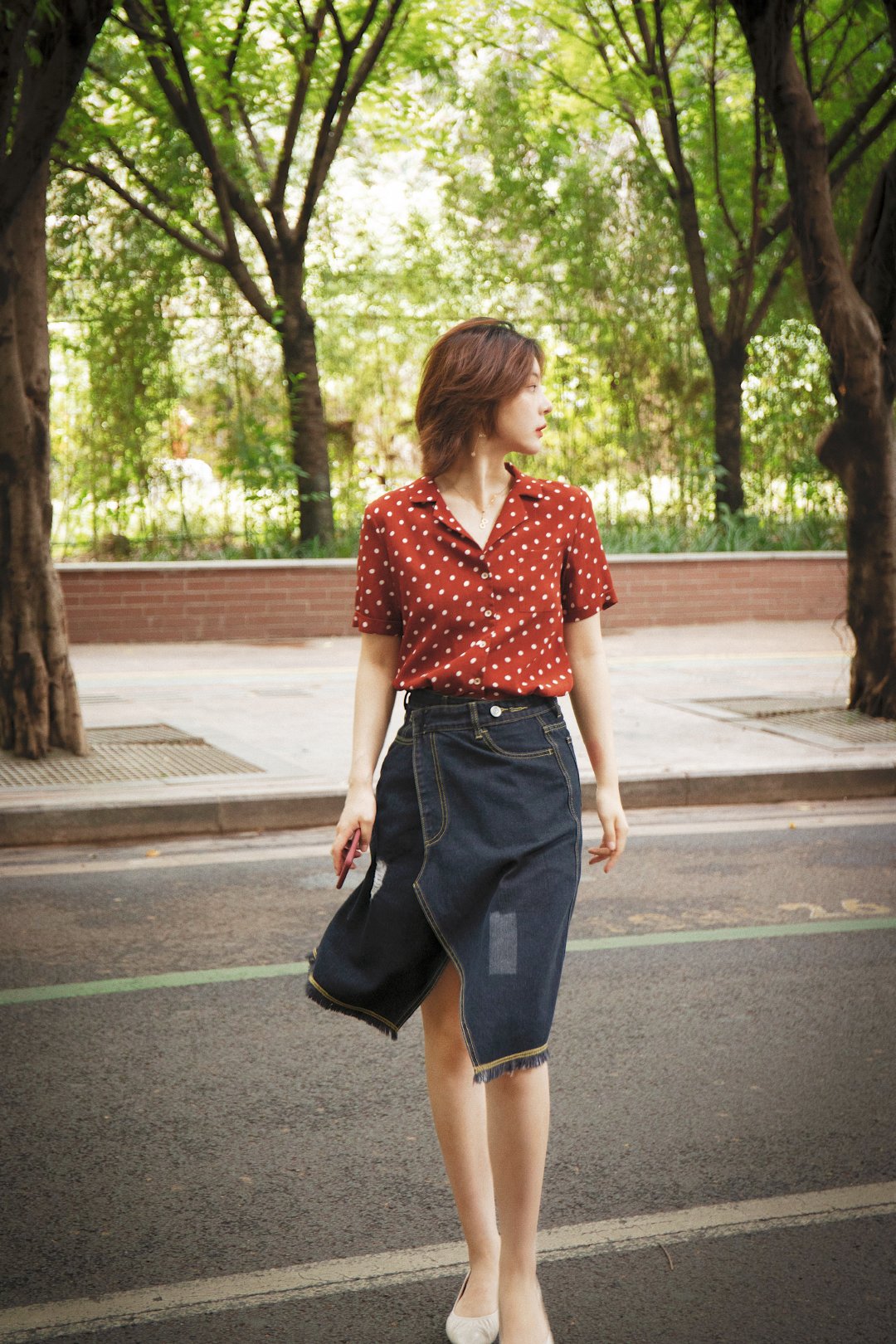 今年流行这样穿白衬衫牛仔裙,牛仔衬衫裙该搭配什么鞋子好看