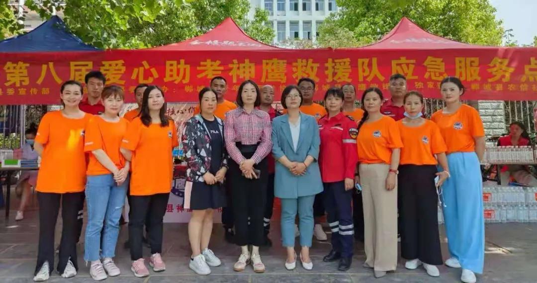 蓝天救援队助力高考 (应急救援队为高考生保驾护航)