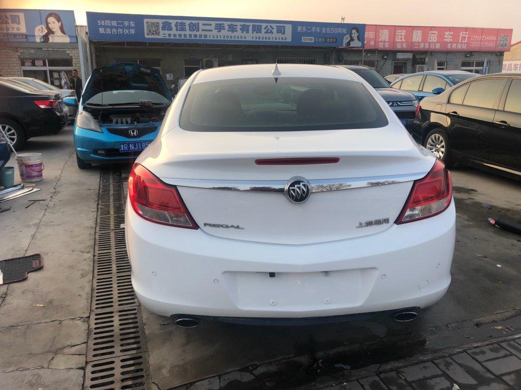 白色的家用车,白色的车价格高一点