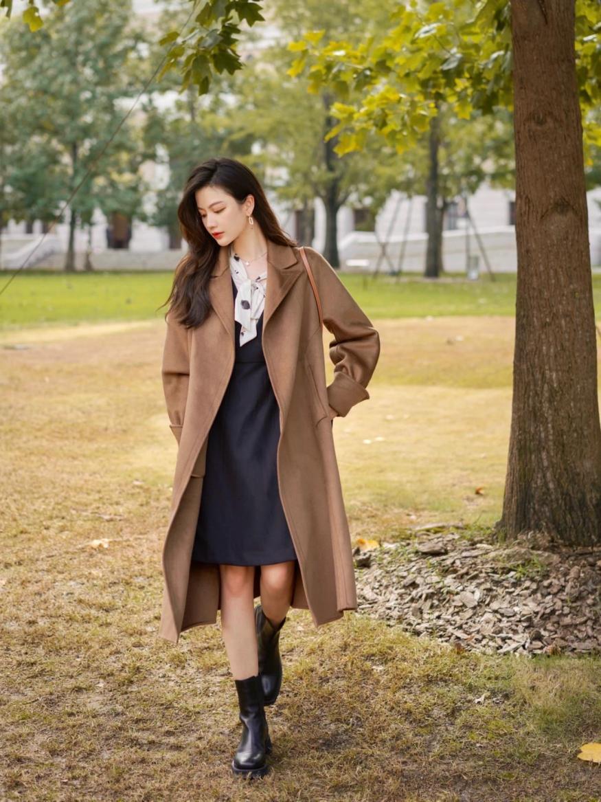 大衣裙子冬天绝配,大衣配什么裙子冬天穿好看