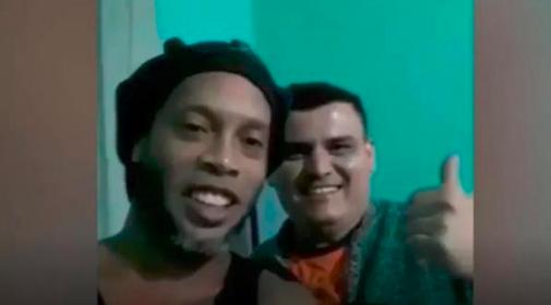 小罗出狱，狱友不舍落泪，“囚王”开直播感谢狱中知己