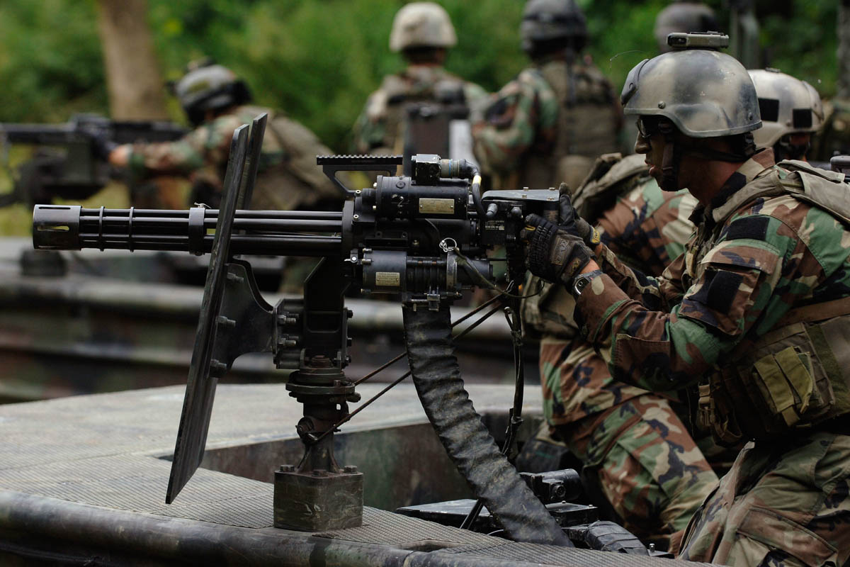 新强式机枪正面照珠海航展,珠海航展舱门机枪