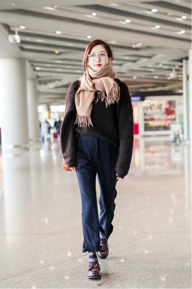 江疏影的衣服和围巾搭配好精致,江疏影穿什么颜色围巾好看