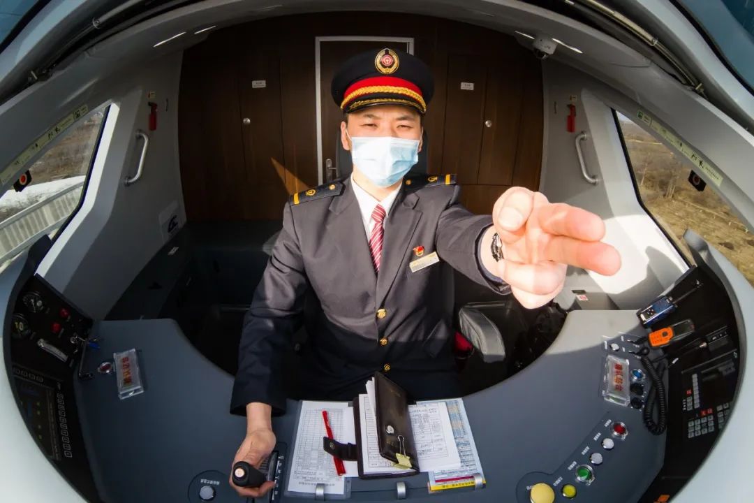高铁驾驶室如何操控高铁,高铁速度那么快驾驶员如何驾驭
