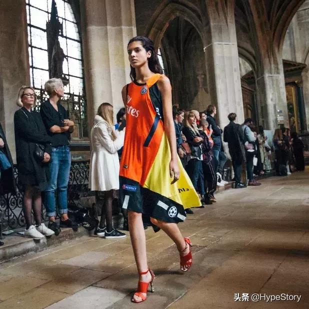 伦敦时装周惊艳全场，谁还敢说球衣不时髦？