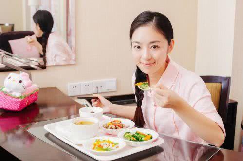 产后催奶排恶露，顺产妈妈除了要喝生化汤，这2款月子餐不能少