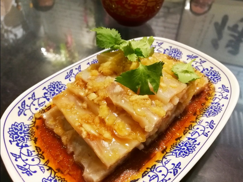 深夜郑州8男2女躲在花园路北环桥头，吃丹江翘嘴鲌，喝方城木瓜酒