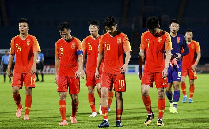 耻辱8连败！一波0-4让中国男足遭64脚吊打：21岁新星成唯一遮羞布