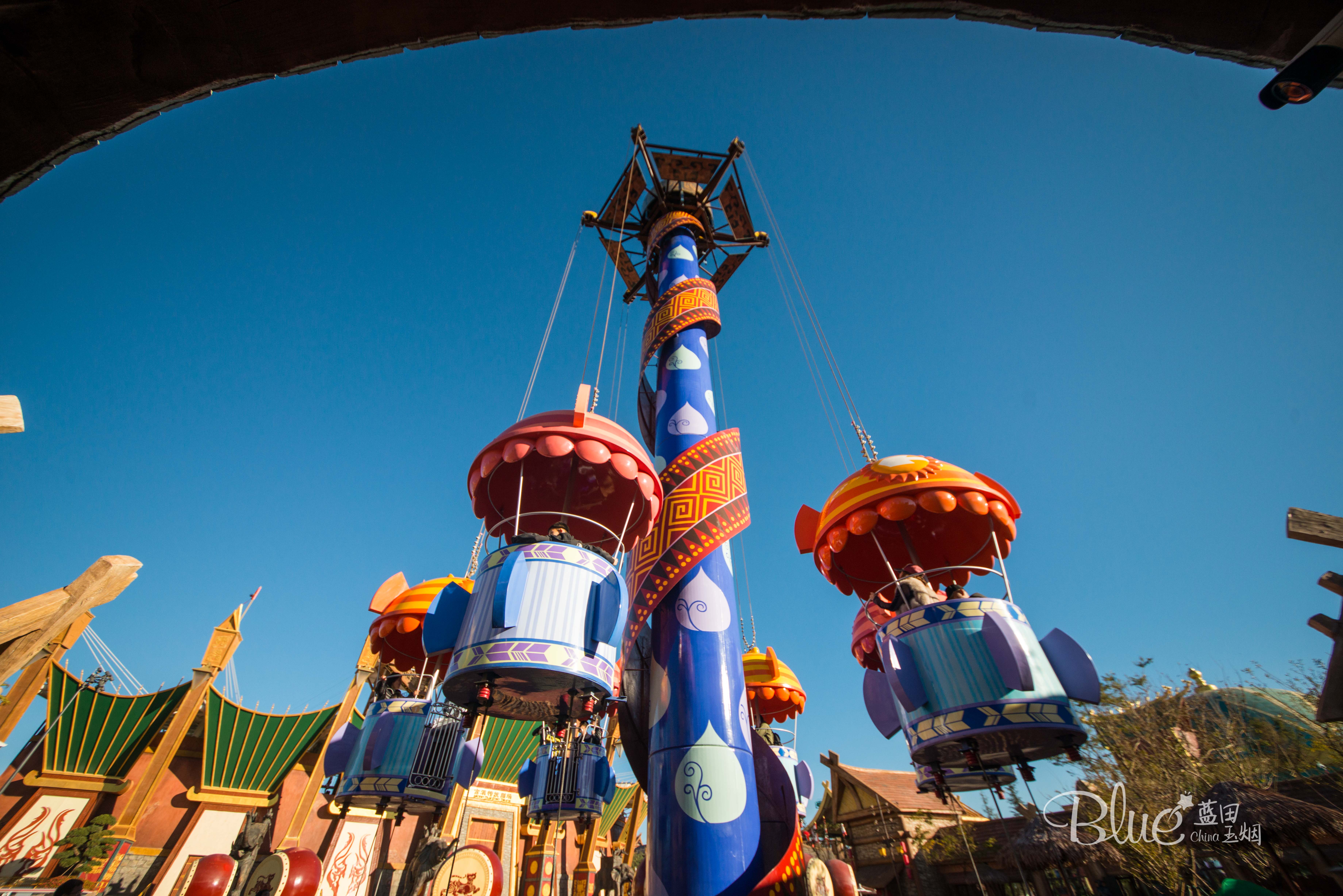 这个游乐园完全是男士们天堂，俄罗斯妹子的香吻和比心会收到手软