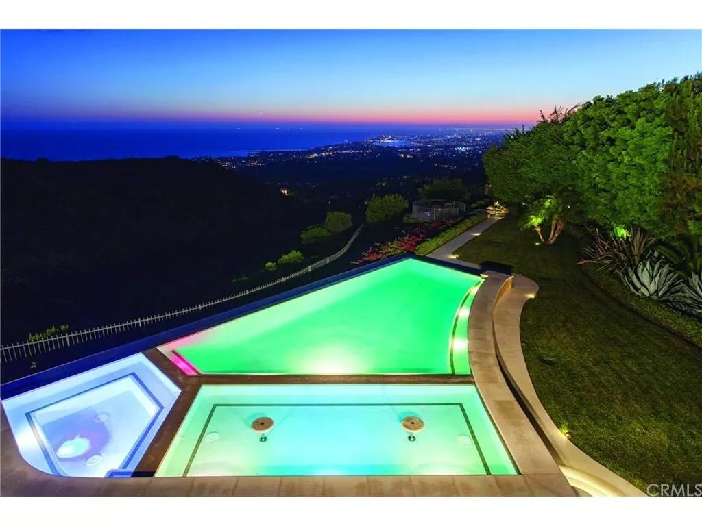 开车进故宫空姐被扒!溥仪都要买票,特朗普也须步行,你凭啥?