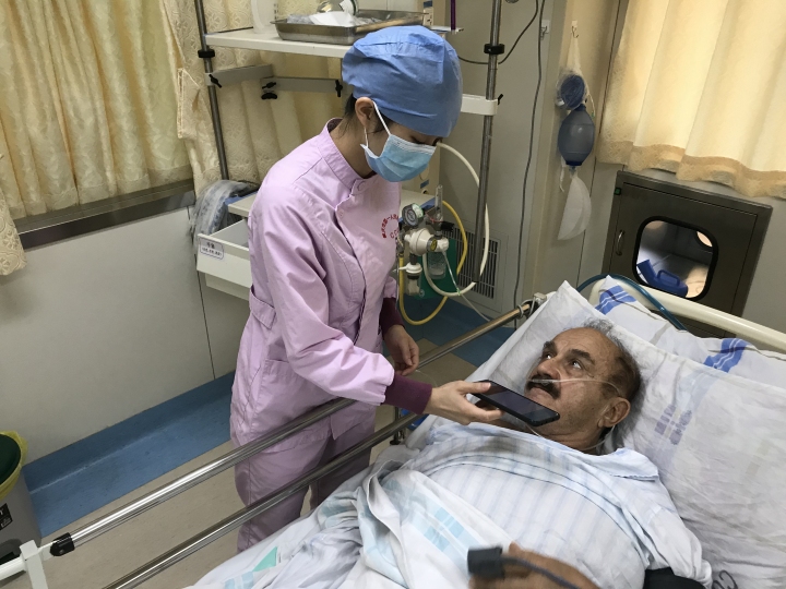 外国友人突发心脏病假装晕倒急救,外国人心肺复苏急救现场