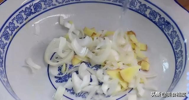 清蒸鲳鱼怎么做法比较好吃,清蒸五彩鲳鱼的做法和步骤