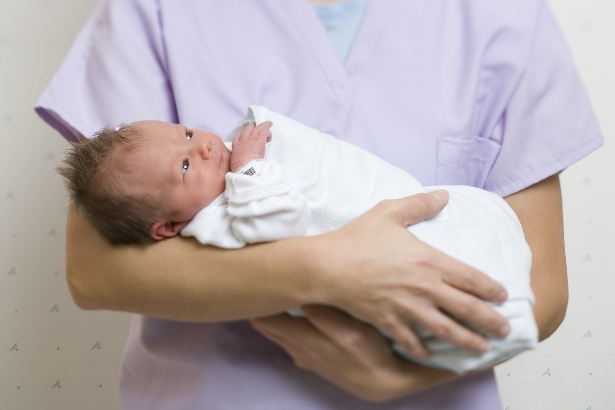 宝宝睡觉哼唧大喘气怎么回事,宝宝睡觉哼唧使劲翻白眼正常吗