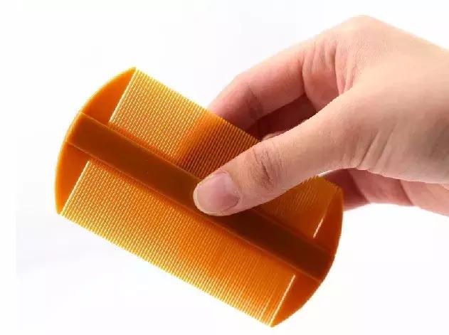 孩子头发上有小白屑是什么,孩子头发上好多白点点是虱子吗