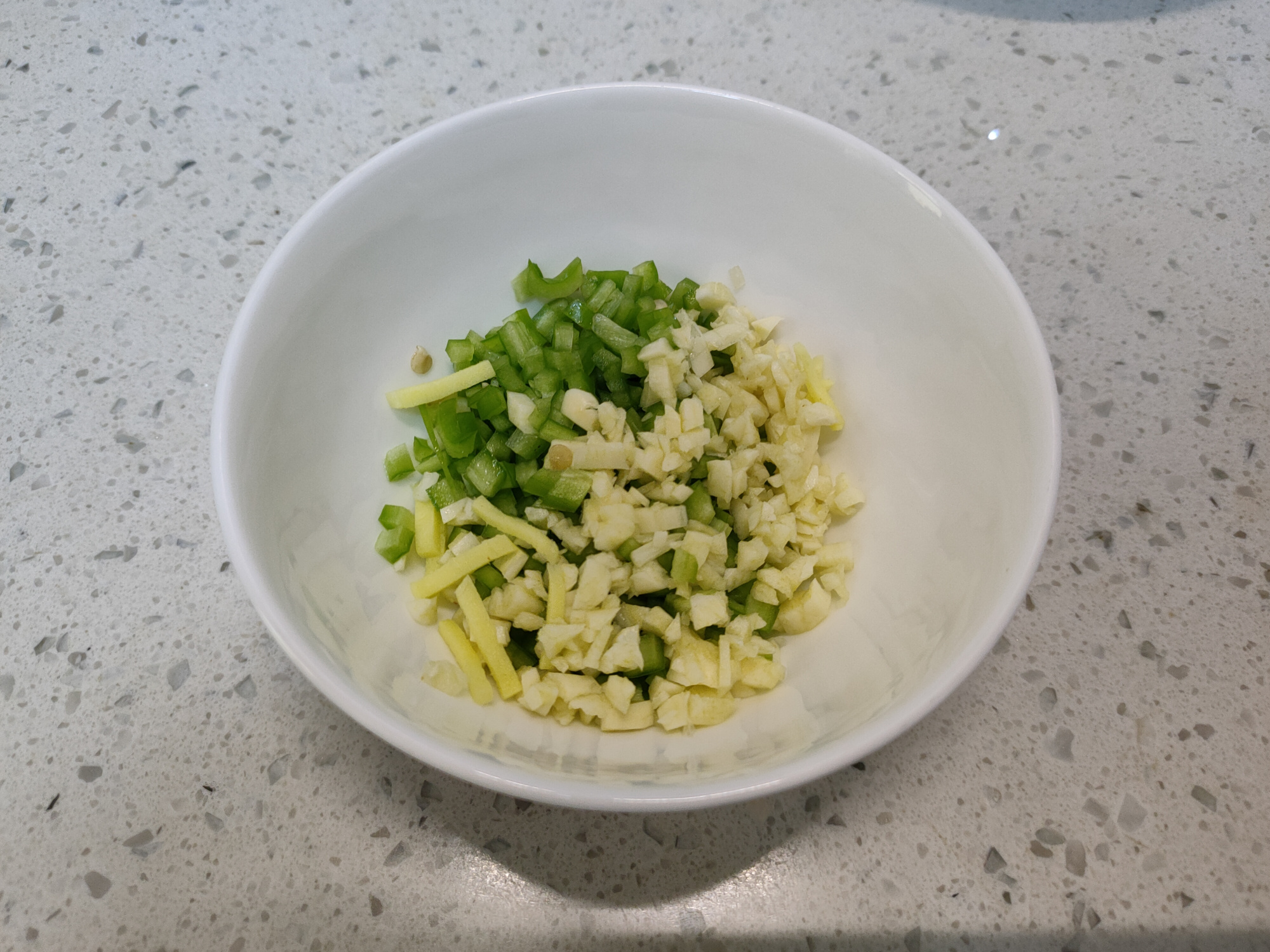 做凉拌皮蛋皮蛋要不要用水煮,皮蛋怎么凉拌好吃不粘刀