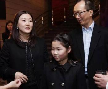 范志毅小18岁娇妻罕见意外曝光,范志毅与小17岁妻子出游