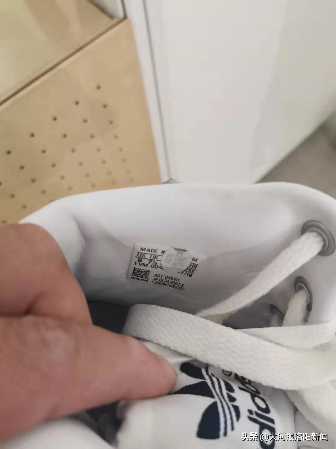 孟津一男子花近千元买阿迪达斯鞋,第一双6天脱胶、第二双3天脱胶