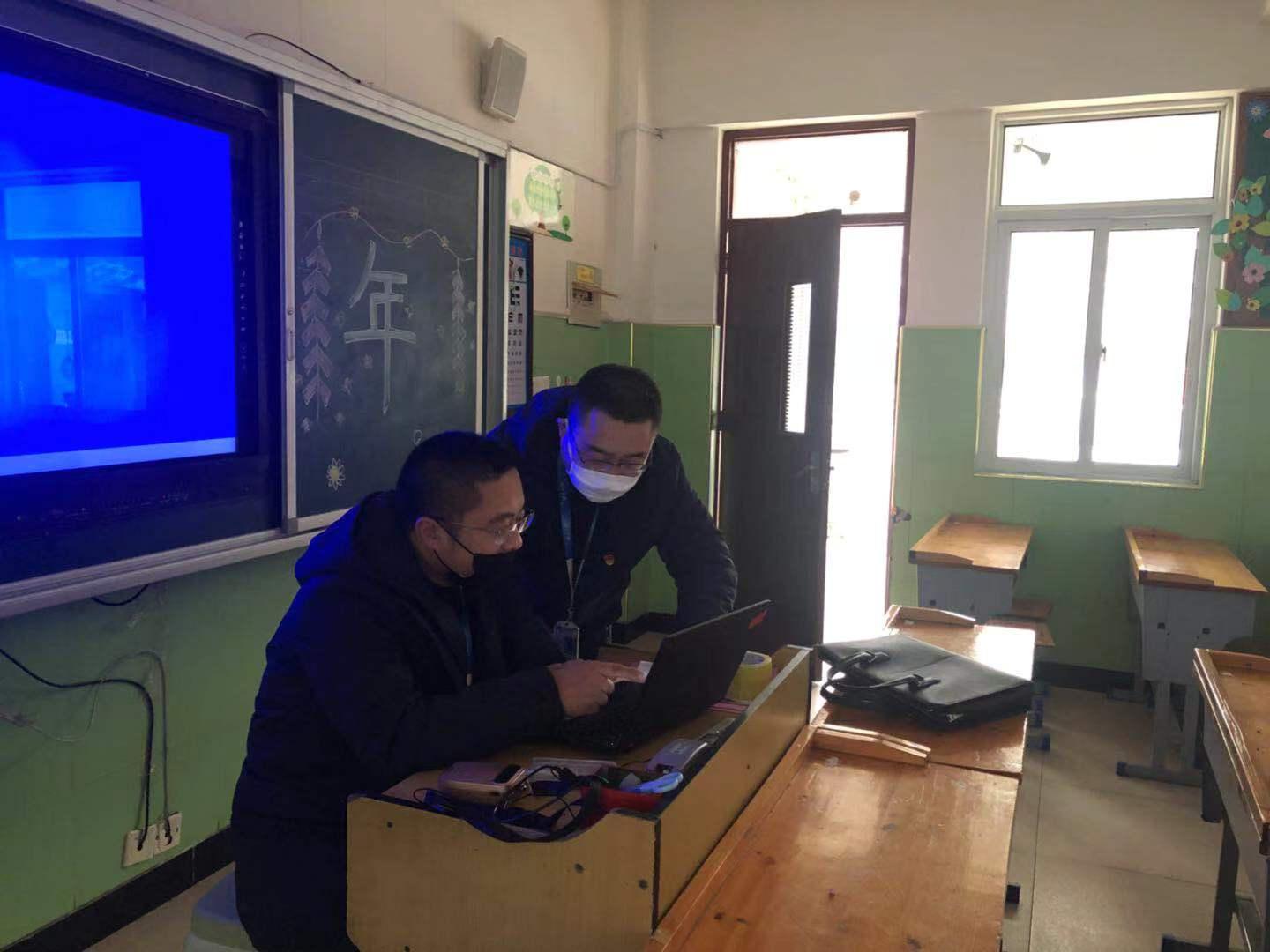 抗疫一线党旗扬牢记使命显担当,党旗飘扬亮底色抗疫一线显担当