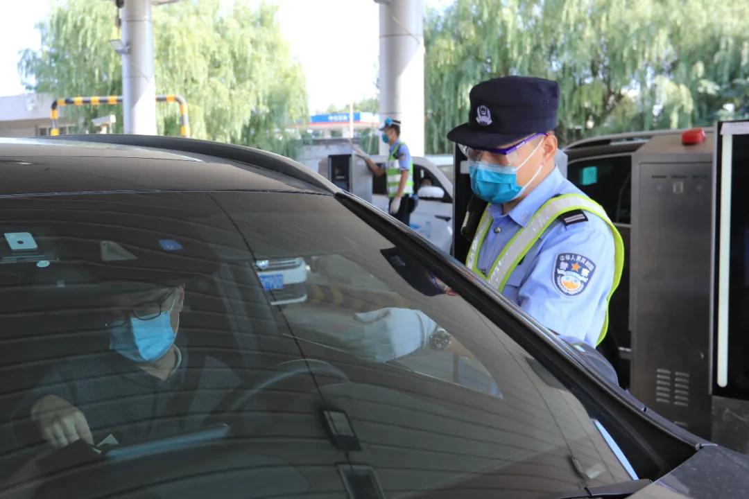 民警在岗位上祝福祖国繁荣昌盛,祝福祖国的守护者平安快乐