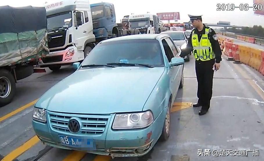 男子开报废车遇到交警,小伙开报废面包车进西藏