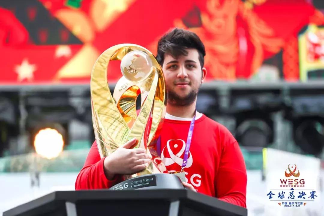 在电脑踢足球的中年男人成为全国冠军,世界赛上却惨败而归