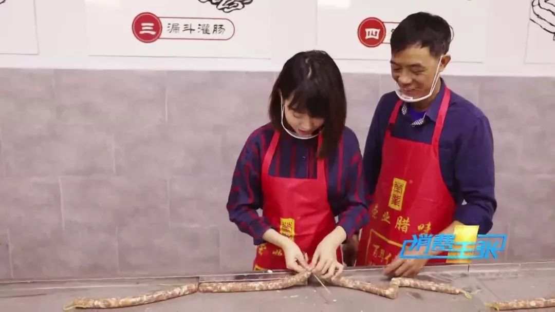 又到熏腊肉灌香肠的时节,做好的香肠在家熏腊肉