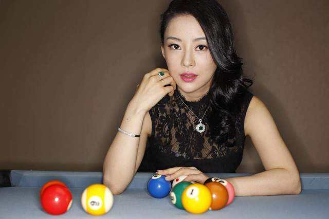 37岁潘晓婷身价过亿，比赛时屁股口袋鼓起，网友：真让人脸红