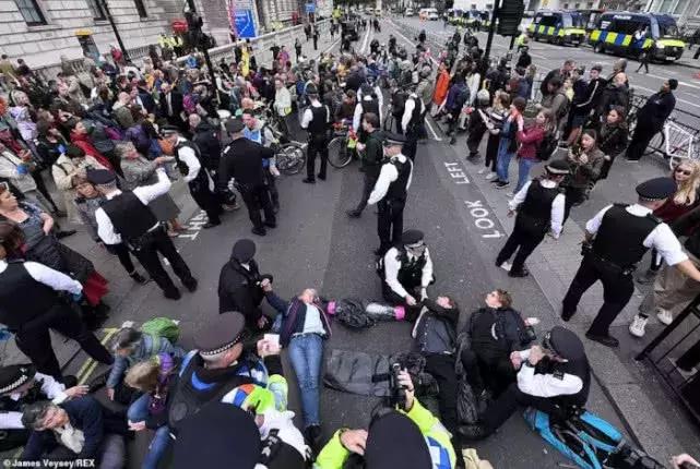 伦敦大混乱！*威示**者“血染”财政部，躺尸唐宁街，这是要上天？