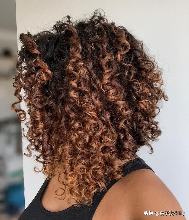 全头烫小卷好看吗40岁,今年流行的发尾烫小卷