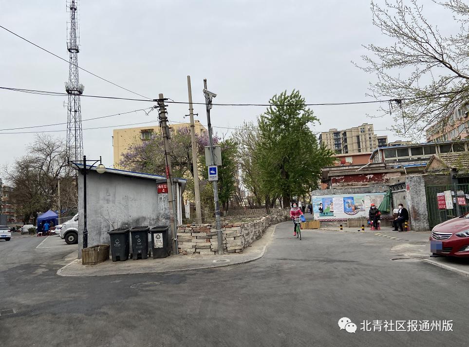 路窄难走、道旁还晾晒衣裳……通州北苑这条“羊肠”小巷啥时能通畅?