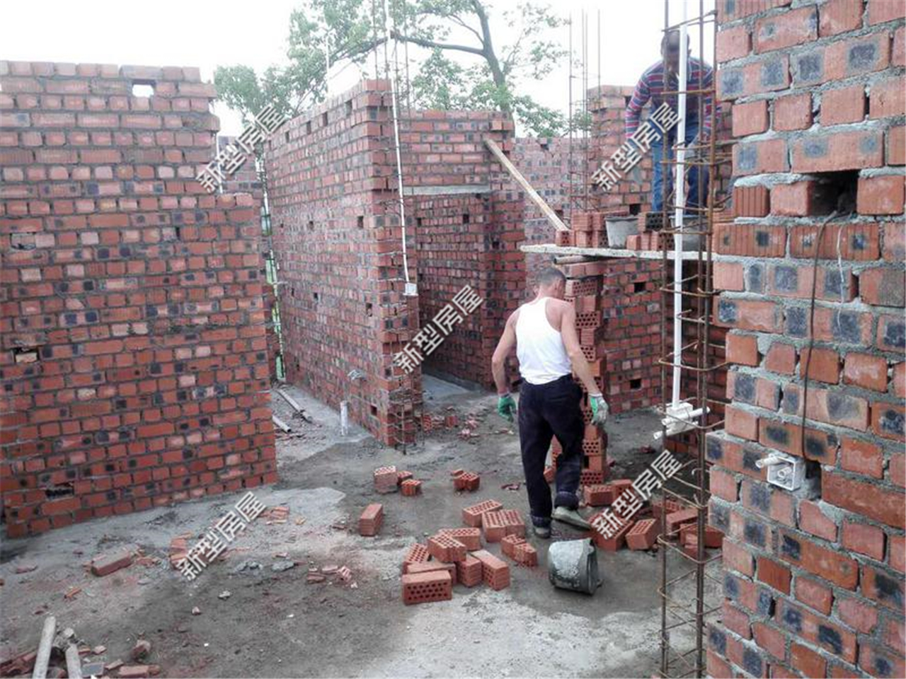 刚砌好的墙全是白霜怎么办,红砖砌墙完后泛白是怎么回事