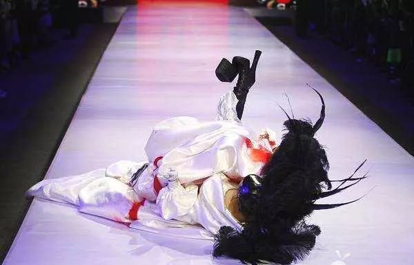 陈志朋厚底鞋,陈志朋穿白皮靴