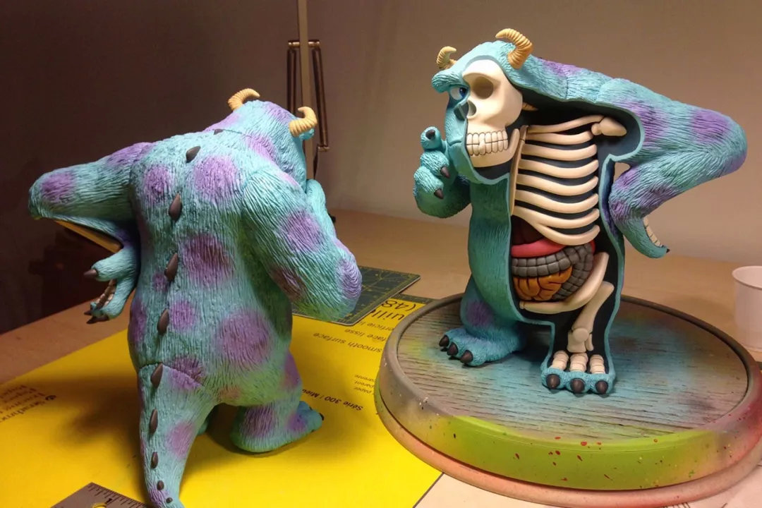 他肢解卡通人物,不但没毁童年,还倍受追捧