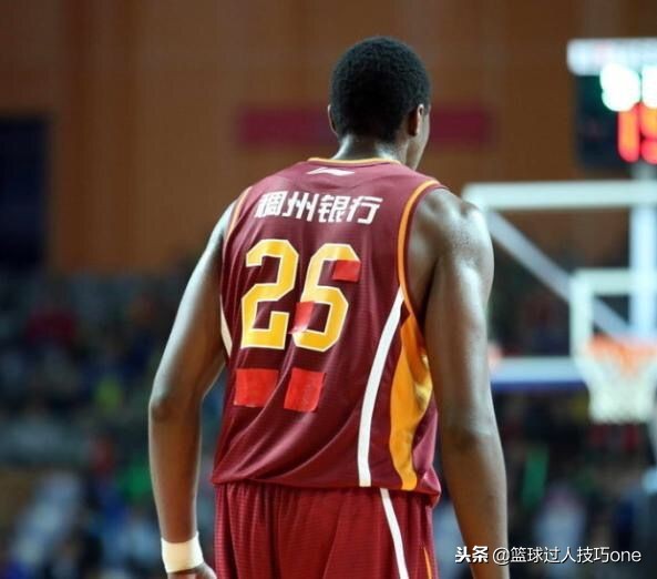 球衣都出过哪些问题?撕破、褪色、名字印错,CBA甚至还手写号码
