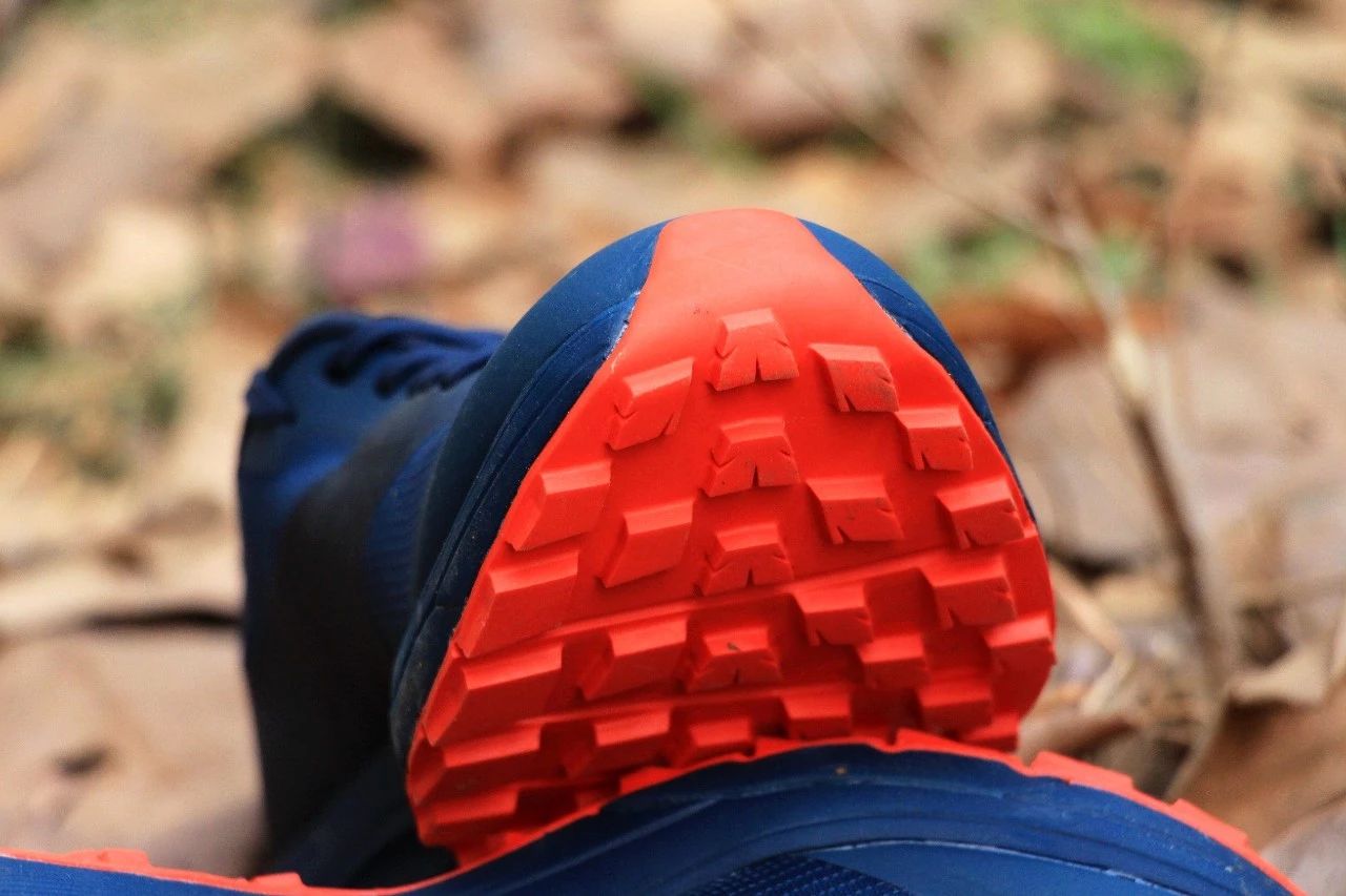 公认脚感最好的户外鞋始祖鸟,始祖鸟越野跑鞋高帮灰色