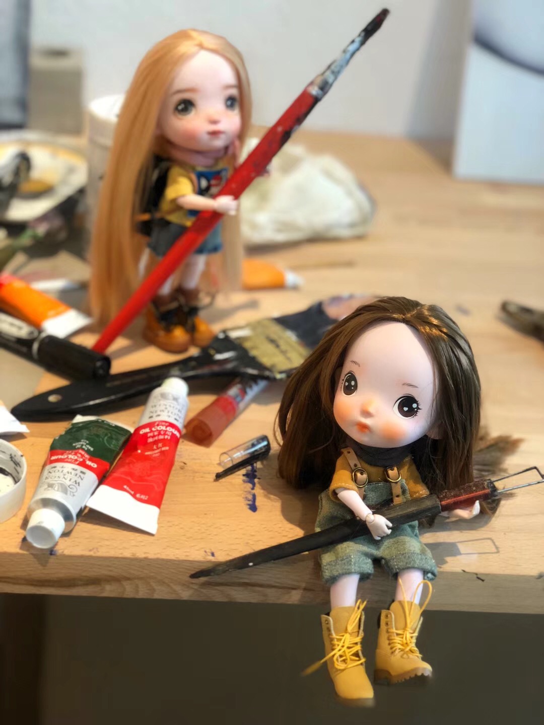 她是80后美女设计师，曾被周迅邀请参加晚会，玩偶以五位数拍卖