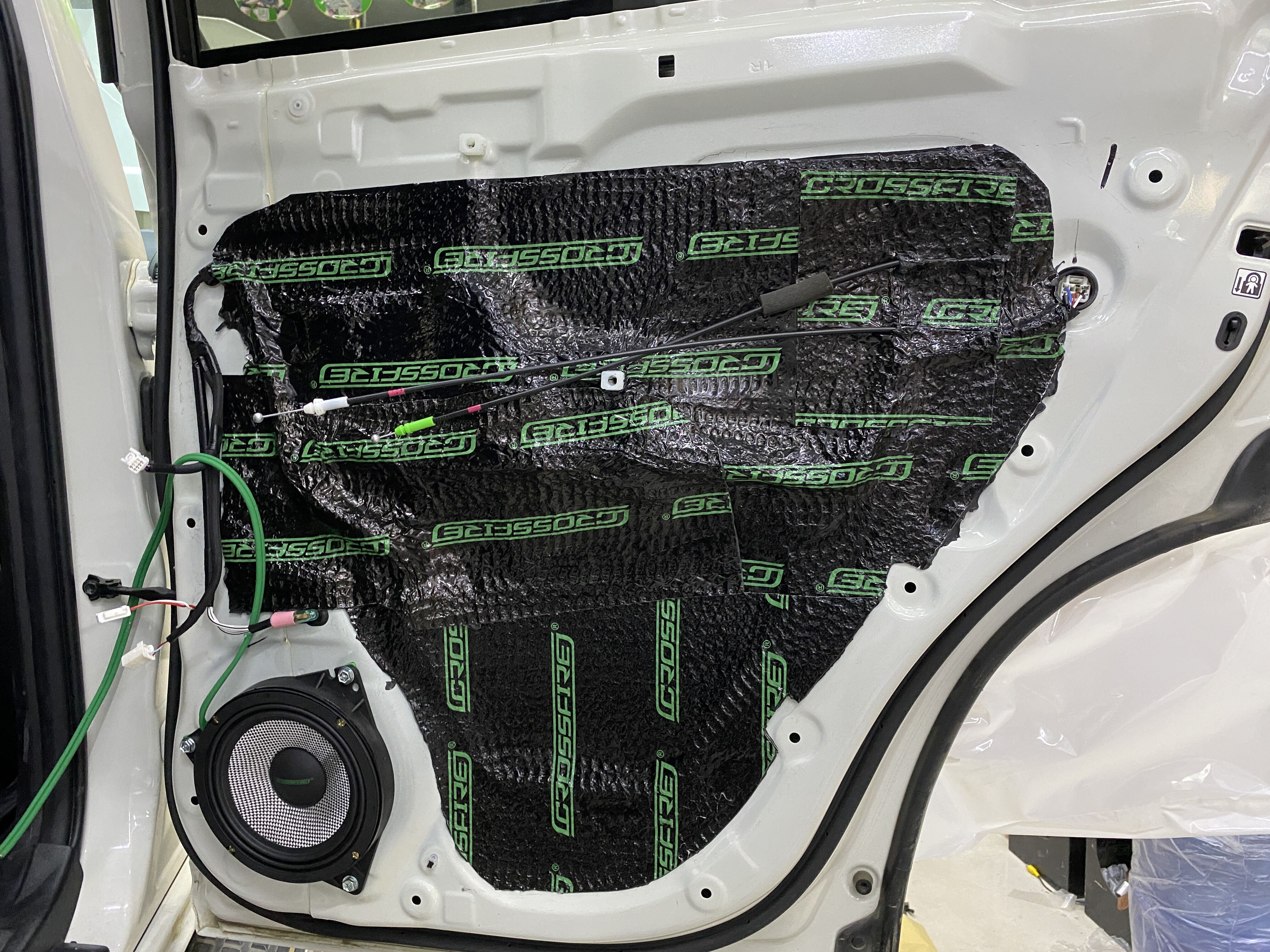 赤峰汽车音响改装鑫航改装丰田霸道升级四门隔音丹拿40周年喇叭