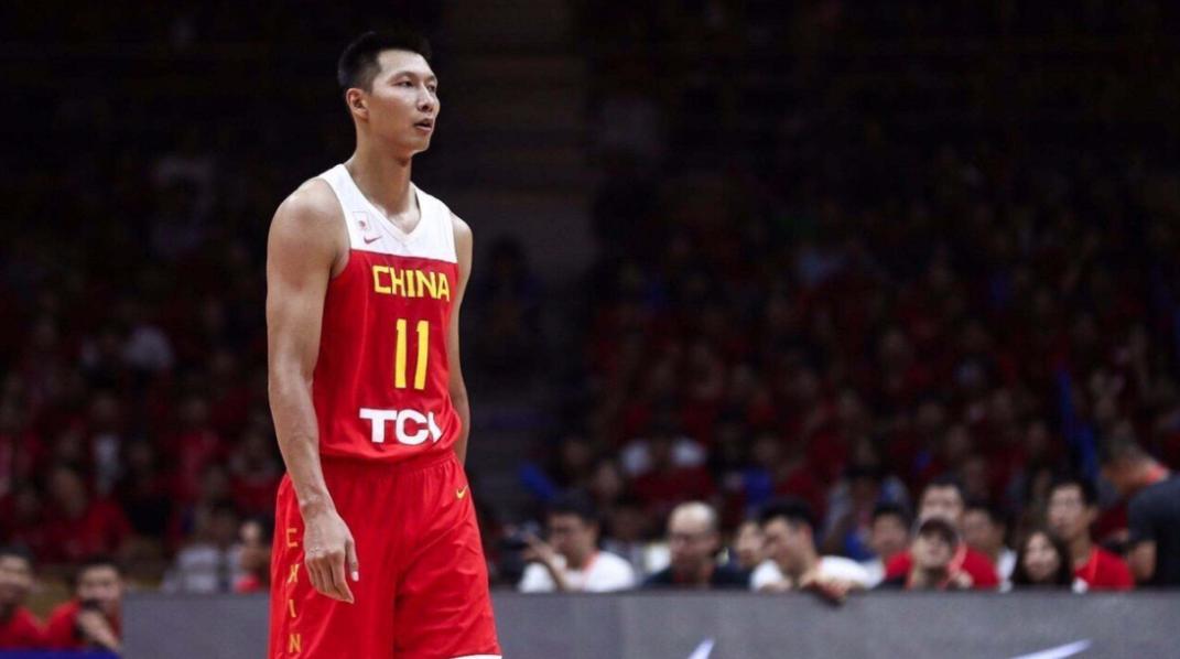 男篮一哥易建联，低调回乡祭拜，凡事亲力亲为并嘱咐乡里远离采访