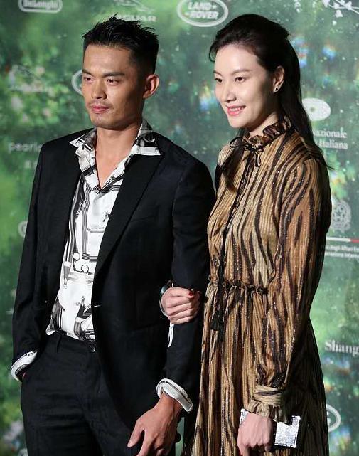 谢杏芳带儿子出游一身名牌超豪气,谢杏芳抱儿子秀恩爱红光满面