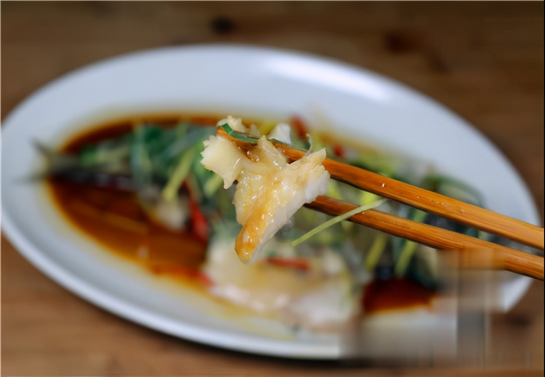 清蒸鲈鱼用生抽还是用蒸鱼豉油,清蒸鲈鱼放蒸鱼豉油还要放生抽吗