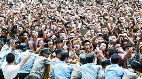 求婚迪丽热巴男子,神秘男子现场向迪丽热巴求婚