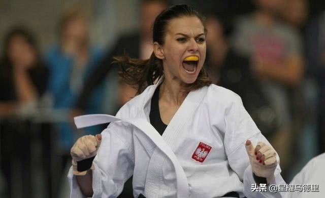 31岁足坛第1中锋第2次当爹！娇妻再产下1女，曾是空手道世界冠军